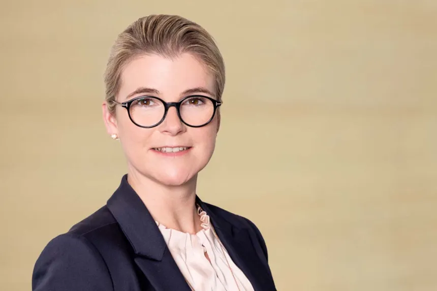 Porträt: Franziska Spethmann, Leitung von PFLEGEN & WOHNEN HAMBURG Holstenhof, Therapie- und Beteruungsangebote für Senioren.