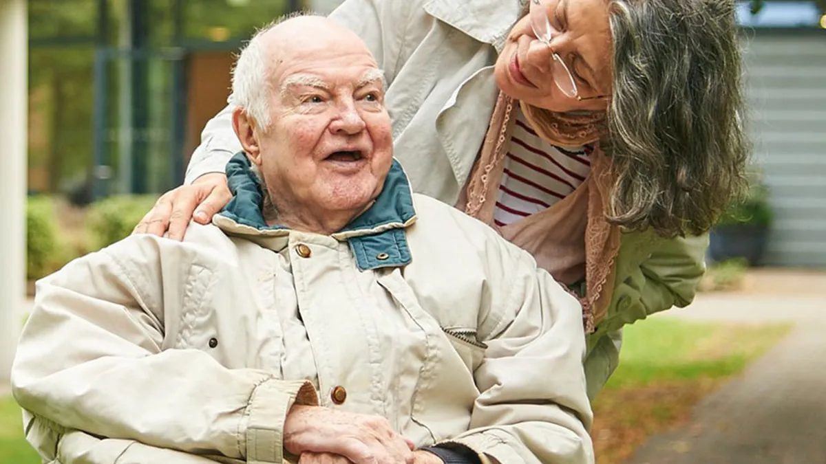 Ein Bewohner von PFLEGEN & WOHNEN HAMBURG in Uhlenhorst im Rollstuhl bei einem Spaziergang.