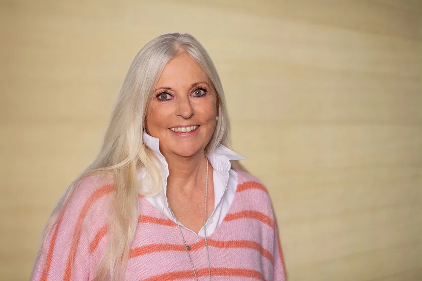 Portrait: Ansprechpartnerin bei PFLEGEN & WOHNEN HAMBURG Wilhelmsburg, bei Fragen rund um das Betreuungs- und Pflegeangebot.