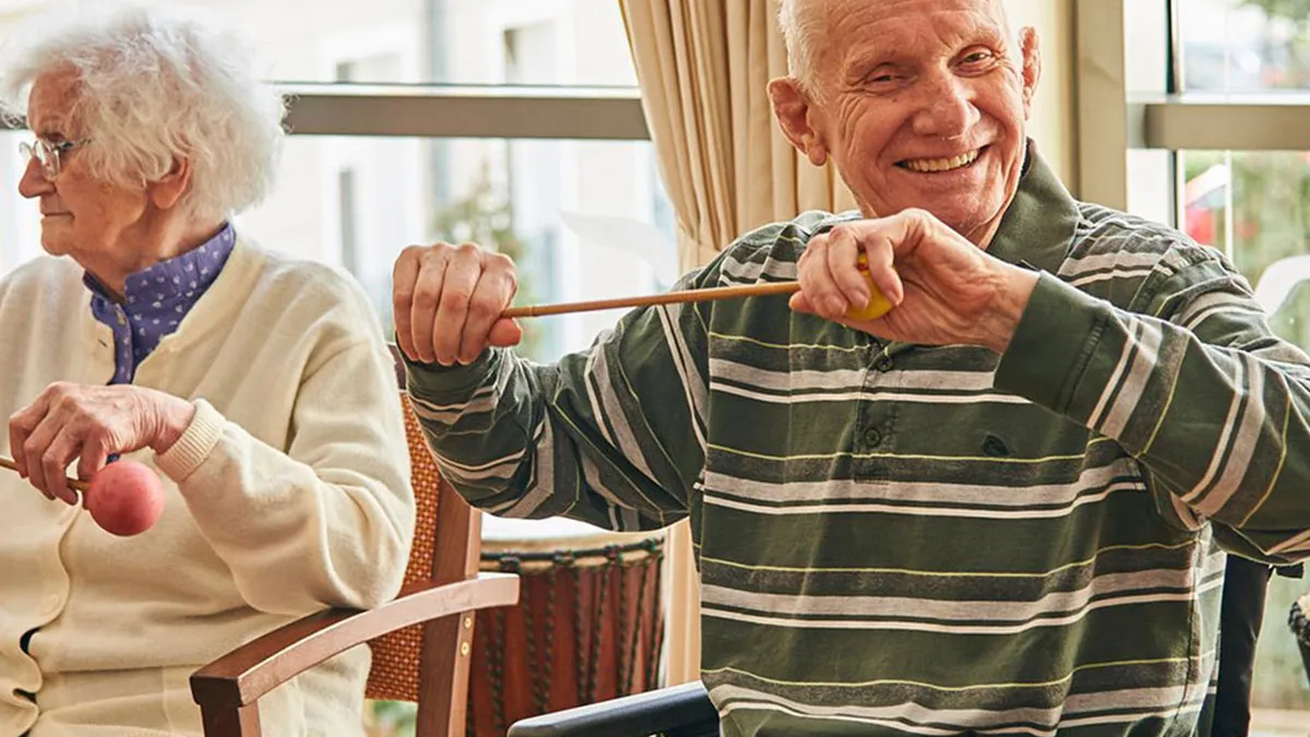 Bewohner von PFLEGEN & WOHNEN HAMBURG in Heimfeld bei einem der musikalischen Freizeitangebote der Einrichtung.