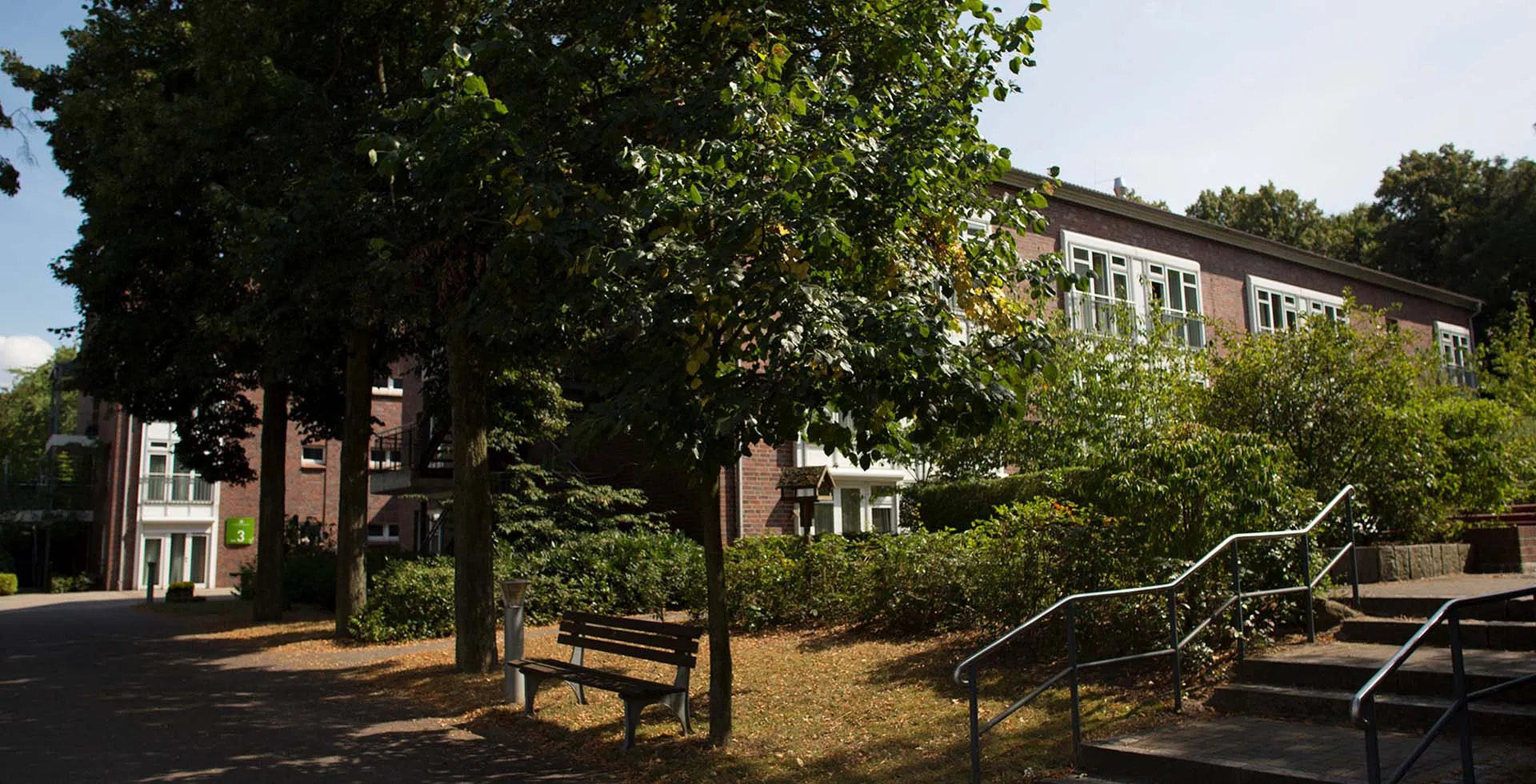 Außenansicht von PFLEGEN & WOHNEN HAMBURG Lutherpark, in ruhiger Lage in Bahrenfeld mit Sitzmöglichkeit, in Parknähe.