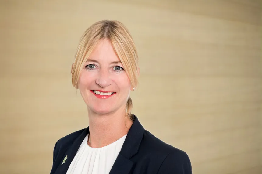 Portait: Anja Schlemmer, Ansprechpartnerin für persönliche Beratung bei PFLEGEN & WOHNEN HAMBURG Lutherpark in Bahrenfeld.