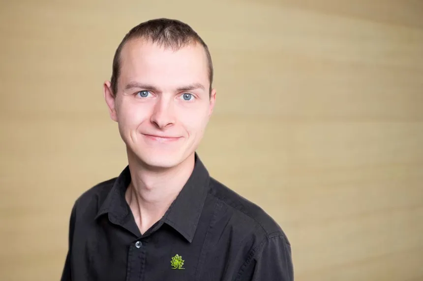 Portrait: Michael Guenther, Leitung bei PFLEGEN & WOHNEN HAMBURG Wilhelmsburg, Betreuung für Pflegebedürftige und Senioren.