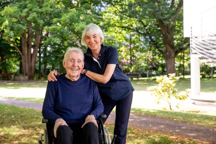 Brigitte Stölten als Angehötige ihres Mannes im Außenbereich des Standorts Uhlenhorst bei PFLEGEN & WOHNEN HAMBURG