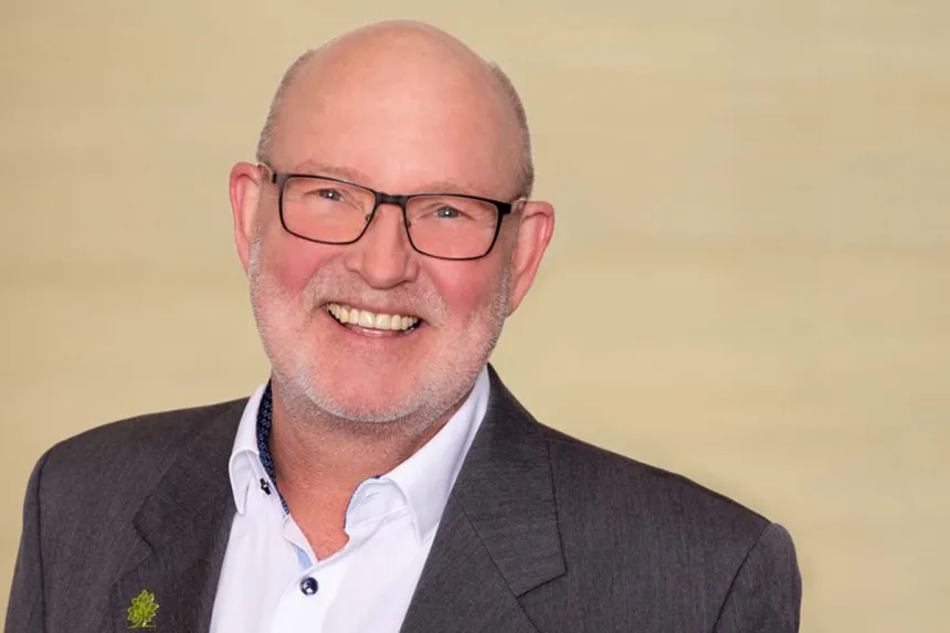 Porträt von Stefan Rautenberg-Segebrecht, Einrichtungsleiter bei PFLEGEN & WOHNEN HAMBURG am Standort LUTHERPARK.