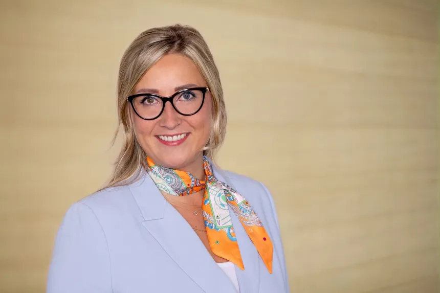 Porträt von Daria Schwarz, Einrichtungsleiterin bei PFLEGEN & WOHNEN HAMBURG am Standort FINKENAU