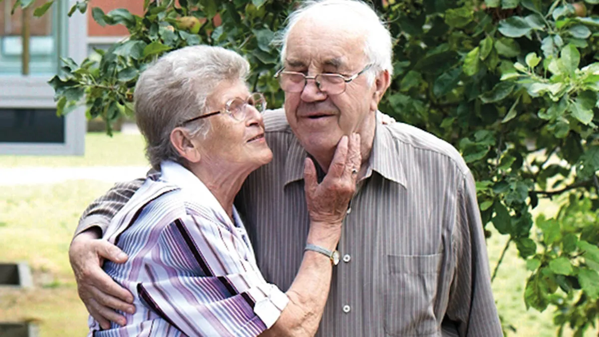 Ein vertrautes Senioren Paar genießt zu zweit einen Spaziergang als Bewohner von PFLEGEN & WOHNEN HAMBURG in Wilhelmsburg.