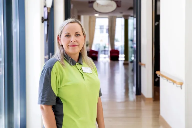 Mitarbeiterin Evelina bei PFLEGEN & WOHNEN HAMBURG am Standort Finkenau.