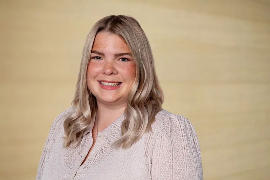 Johanna Fuchs von PFLEGEN & WOHNEN HAMBURG Altona steht Ihnen als freundliche Ansprechpartnerin für Ihre Anliegen zur Seite.