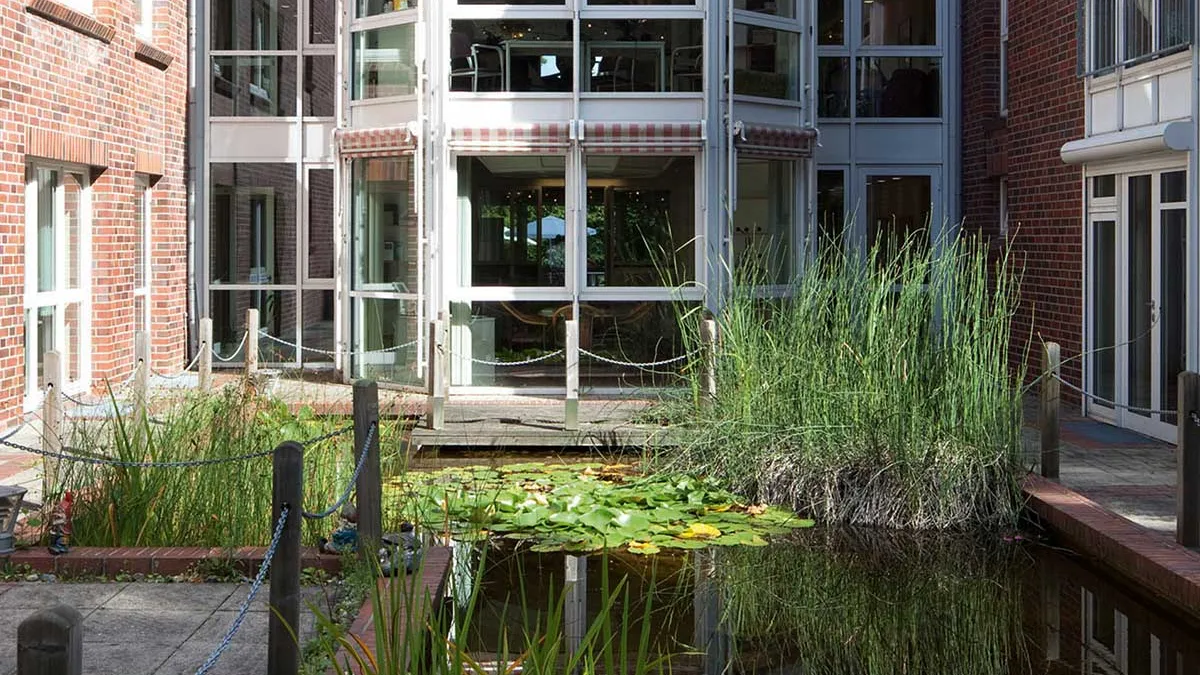Goldfischteich hinter dem Gebäude von PFLEGEN & WOHNEN HAMBURG am Standort Lutherpark.