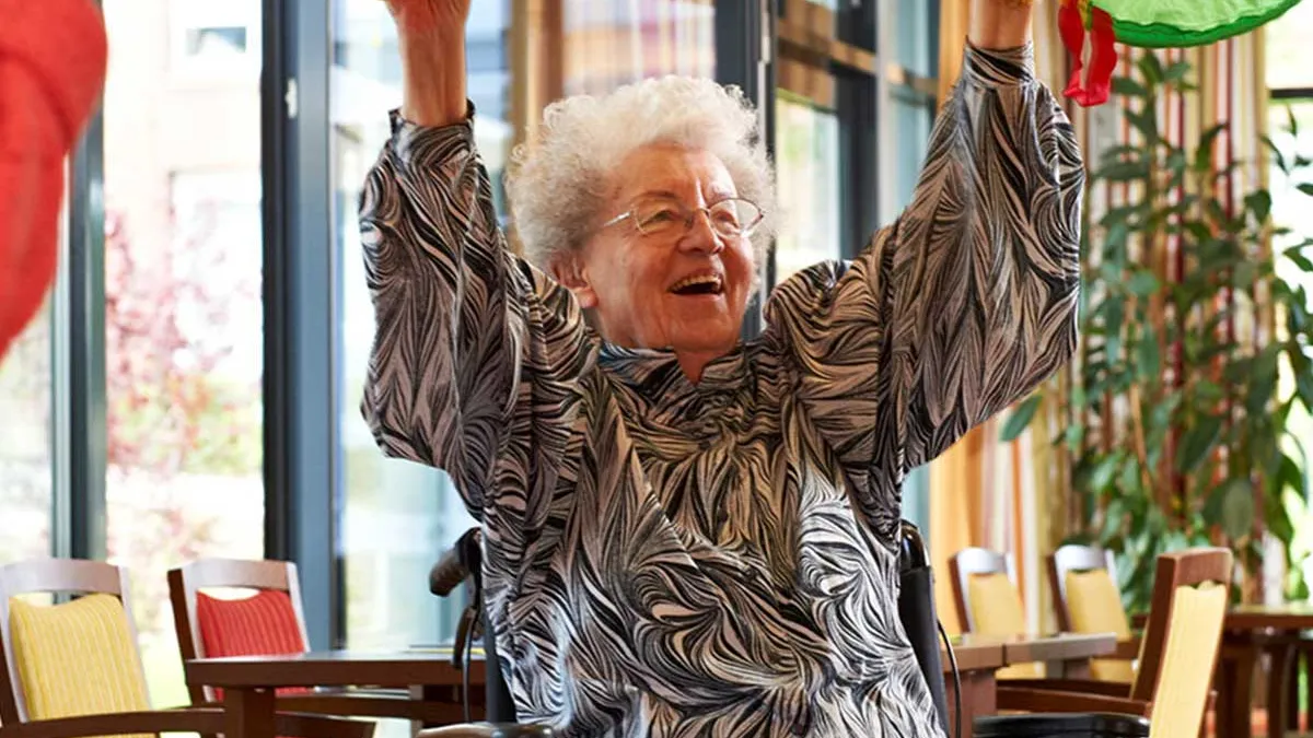 Eine Bewohnerin nutzt eines der zahlreichen spielerischen Freizeitangebote von PFLEGEN & WOHNEN HAMBURG Holstenhof.