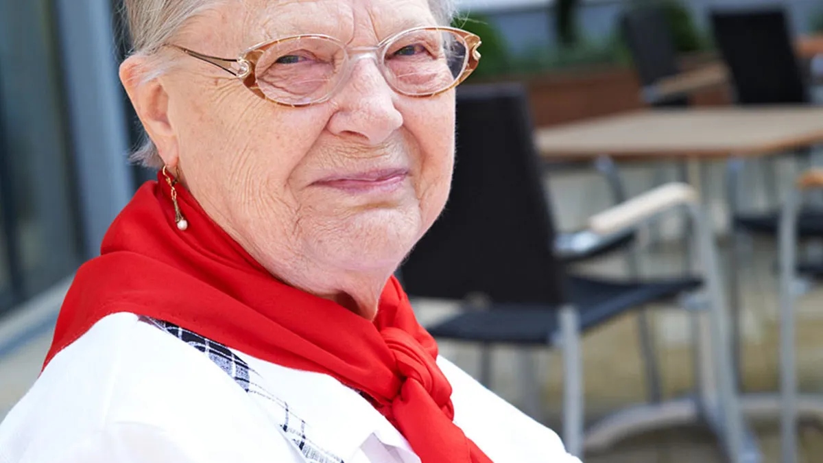 Nahaufnahme einer Bewohnerin von PFLEGEN & WOHNEN HAMBURG Holstenhof.