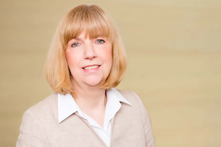 Christiane Kuhn, Leitung bei PFLEGEN & WOHNEN HAMBURG Altona, steht für kompetente Führung und persönliche Zuwendung.