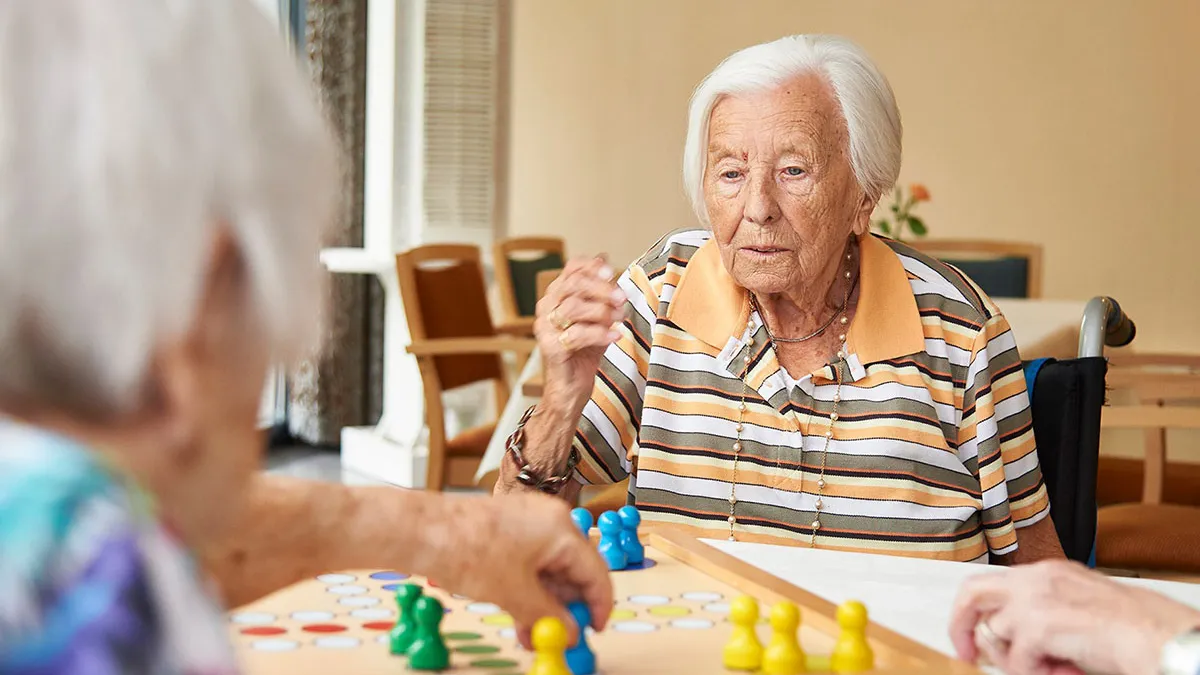 Seniorinnen von PFLEGEN & WOHNEN HAMBURG Uhlenhorst beim Spielen von Gesellschaftsspielen.