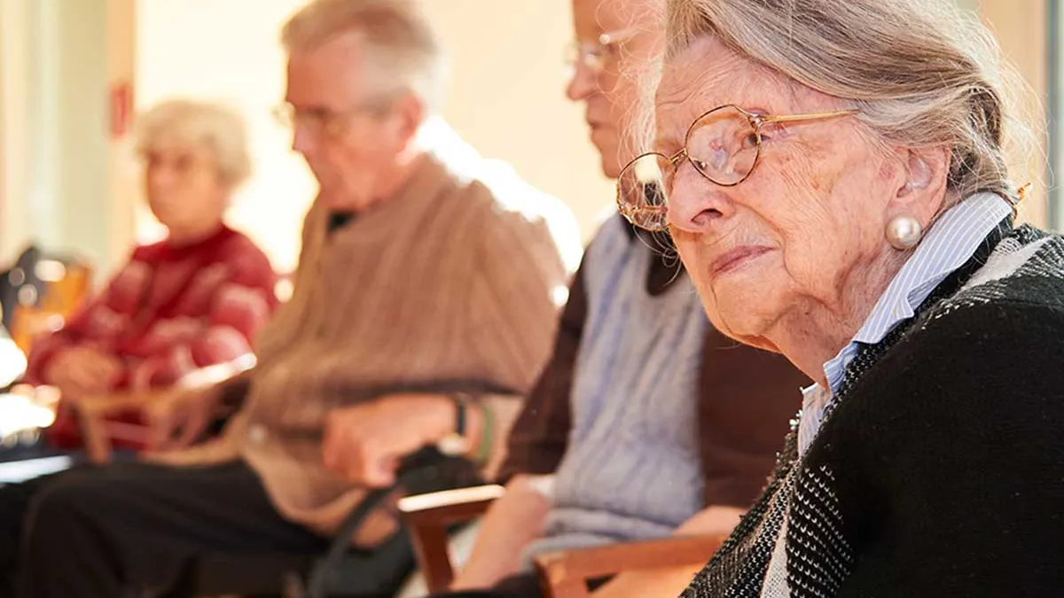 Einige Bewohner des PFLEGEN & WOHNEN HAMBURG am Standort Marienthal sitzen bei einer Freizeitaktivität beisammen.