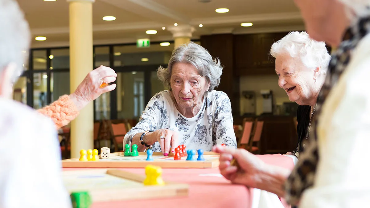Bewohnerinnen von PFLEGEN & WOHNEN HAMBURG Finkenau spielen gemeinsam ein Brettspiel.