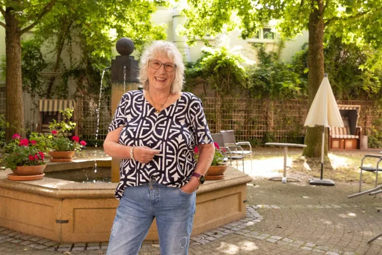 Sabine Seidler als Angehörige bei PFLEGEN & WOHEN HAMBURG, im Außenbereich am Standort Altona.