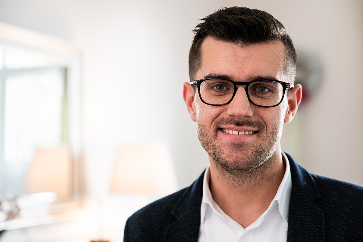 Portraitaufnahme des Geschäftsführers Daniel Schmahl von PFLEGEN & WOHNEN HAMBURG